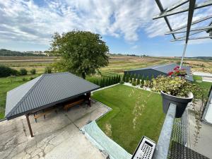 einen Blick über einen Garten mit einer Bank in der Unterkunft Kwatery Smroków in Smroków