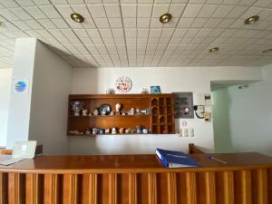 Pokój z drewnianym stołem i półką w obiekcie Dolphin Hotel Apartments w mieście Karpatos