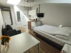 sypialnia z łóżkiem, stołem i kanapą w obiekcie Apartamenty na Rynku Tarnów w Tarnowie
