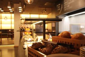 eine Bäckerei mit Körben mit Gebäck auf der Theke in der Unterkunft CVJM Jugendhotel München in München