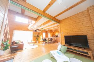 ein Wohnzimmer mit einem großen Flachbild-TV in der Unterkunft Awaji Seaview Resort in Nojima in Kusumoto