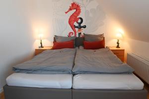 ビューズムにあるFerienwohnung NORDIA Allee und Seeのベッドルーム1室(ドラゴンの壁掛けベッド1台付)