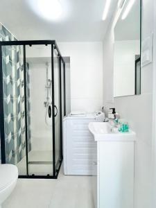 a bathroom with a shower and a toilet and a sink at Apartament Goplańska FREE PARKING in Poznań