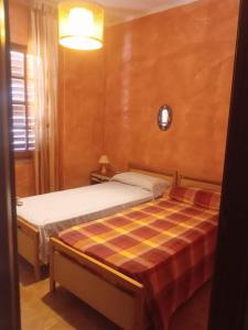 a bedroom with two twin beds in a room at La casa dei nonni in Talavà
