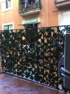 valla de metal negro con balcón en un edificio en Romantic apartment in the center of Barcelona, en Barcelona