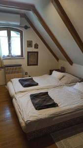 sypialnia z 2 łóżkami i ręcznikami w obiekcie Panka House w Zalakaros