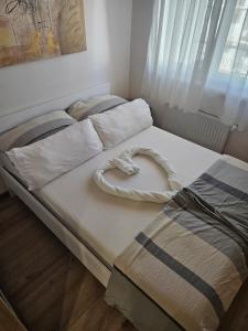 two beds sitting next to each other in a bedroom at Apartman Majaa in Banja Koviljača