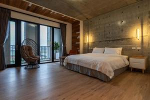 1 dormitorio con 1 cama grande y balcón en Zhumu B&B, en Xingjian