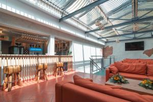 eine Lobby mit roten Sofas und einer Bar mit Hockern in der Unterkunft Villa Cesi Resort & Spa in Impruneta