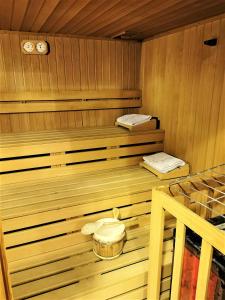 una sauna con un inodoro en el medio en Hotel la Plaza, en Corvara in Badia