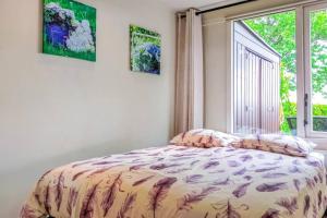 1 dormitorio con cama y ventana en Zeeuwse Rust Stavenisse, en Stavenisse