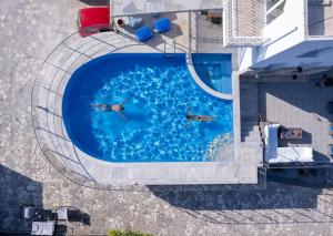 Gambar di galeri bagi Santo Villa, a riveting group sanctuary! di Kavros
