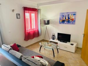 sala de estar con sofá y mesa en PaFi Apartment en Dubrovnik