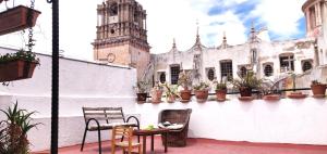 a patio with chairs and a table and a building at Loft familial cosy in Guanajuato