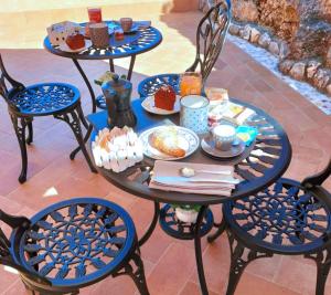 una mesa con dos sillas con comida. en B&B Etienne Collepardo, en Collepardo