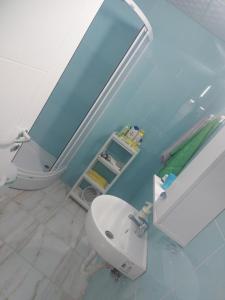 een badkamer met een toilet, een wastafel en een spiegel bij APARTMENT ANA v-Peshtani in Ohrid