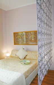 ein Schlafzimmer mit einem Bett mit einem Teller darauf in der Unterkunft Incantevole ed elegante appartamento a Niguarda! in Mailand