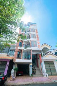 ein hohes Gebäude mit Treppe davor in der Unterkunft Triệu Vũ Hotel & Apartment in Buon Ma Thuot