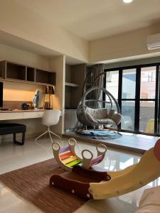 東港的住宿－龍貓親子民宿，客厅配有椅子和桌子