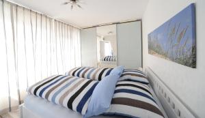 Postel nebo postele na pokoji v ubytování Lichtdurchflutete Ferienwohnung mit Südbalkon