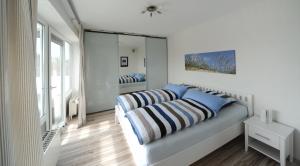 Säng eller sängar i ett rum på Lichtdurchflutete Ferienwohnung mit Südbalkon