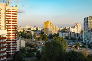 vistas a una ciudad con edificios altos en Warsaw Apartment, en Varsovia