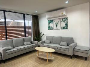 Posezení v ubytování Merry house บ้านพักริมหาดบางแสน
