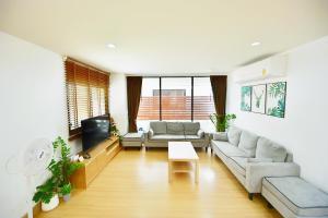 Posezení v ubytování Merry house บ้านพักริมหาดบางแสน