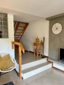 利尼亞諾薩比亞多羅的住宿－Residenza Mayla，客厅设有楼梯和桌子