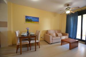 Część wypoczynkowa w obiekcie Apartamentos Punta Canela