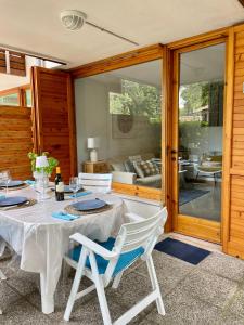 利尼亞諾薩比亞多羅的住宿－Residenza Mayla，一间配备有白色桌椅的用餐室