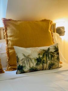 ein Kissen mit Palmen auf dem Bett in der Unterkunft Gonzalez del Valle in Oviedo