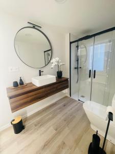 un baño con lavabo y espejo en Gonzalez del Valle, en Oviedo