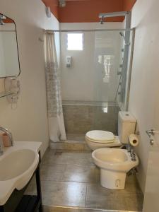 een badkamer met een toilet, een wastafel en een douche bij Costa Rica Soho Rooms in Buenos Aires