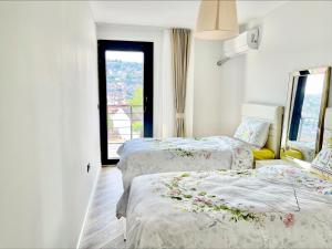 um quarto de hotel com duas camas e uma janela em Stunning Sea & Mountain View Duplex in Izmit em Izmit