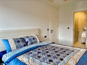 sypialnia z łóżkiem z niebieską kołdrą w obiekcie Stunning Sea & Mountain View Duplex in Izmit w mieście Izmit
