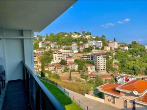 balkon z widokiem na miasto w obiekcie Stunning Sea & Mountain View Duplex in Izmit w mieście Izmit