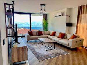 Χώρος καθιστικού στο Stunning Sea & Mountain View Duplex in Izmit