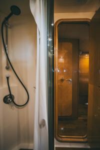 um chuveiro na casa de banho com uma cortina de chuveiro em DiscoverBoat - Pita - Exclusive Boat&Breakfast em Bari