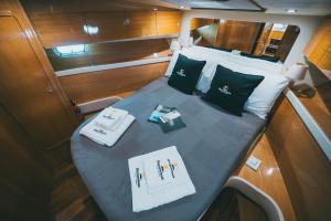 uma cama na parte de trás de um barco em DiscoverBoat - Pita - Exclusive Boat&Breakfast em Bari