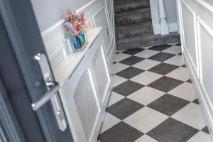 un corridoio con pavimento a scacchi in bianco e nero di Luxury Edwardian Townhouse in Belfast a Belfast