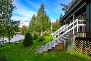 dom ze schodami na boku w obiekcie Villa Kastehelmi w mieście Suonenjoki