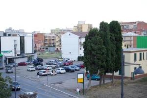 een stadsstraat met auto's geparkeerd op een parkeerplaats bij Appartamento Anemone in Termoli