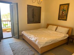 - une chambre avec un lit et une porte coulissante en verre dans l'établissement Marina apartment 2, à Aqaba