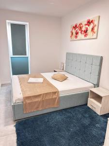 A bed or beds in a room at Lovely Cozy Apartment in Beautiful #Tirgu Mures at Maurer Residence