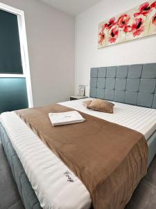 A bed or beds in a room at Lovely Cozy Apartment in Beautiful #Tirgu Mures at Maurer Residence
