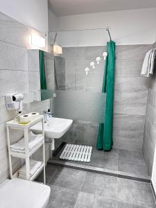 A bathroom at Lovely Cozy Apartment in Beautiful #Tirgu Mures at Maurer Residence