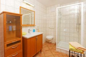a bathroom with a sink and a shower and a toilet at Weidenweg 4d in Ostseebad Karlshagen