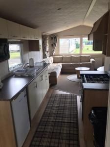 uma cozinha e sala de estar de uma caravana em 48 Oak Village Grange Leisure Park em Mablethorpe