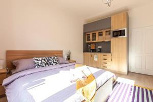Кровать или кровати в номере Renovated Cosy & Quiet flat near Smichov Station
